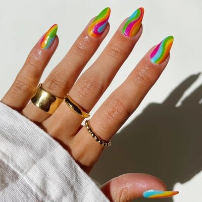 unghie arcobaleno coachella